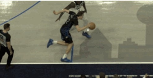 kaiyun·(中国)官方网站-毫厘之间!弗拉格在兰德尔贴防下踩线出界 独行侠挑战失败!